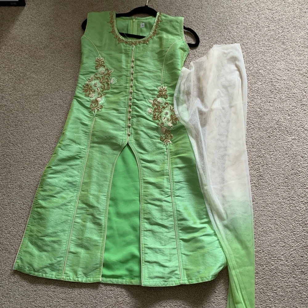 Green Lehenga dress size 34. Used once! - Picture 2 of 3